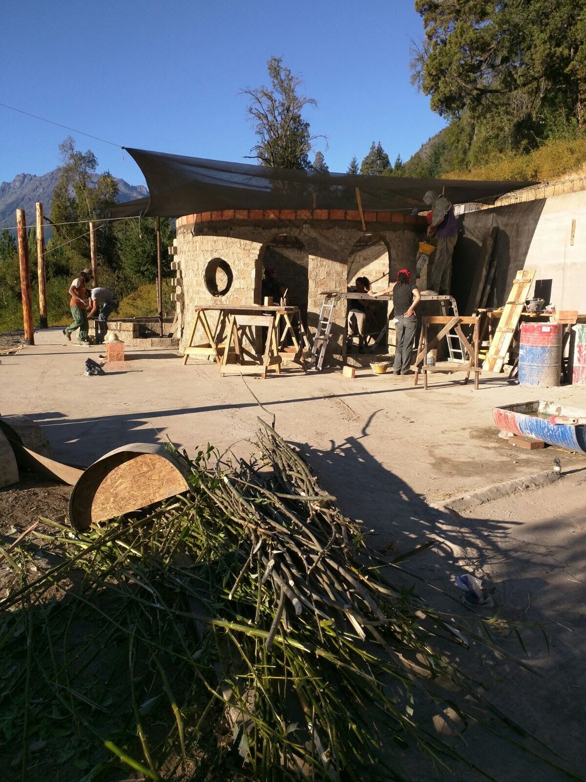 Equipo trabajando al atardecer en obra de bioconstrucción
