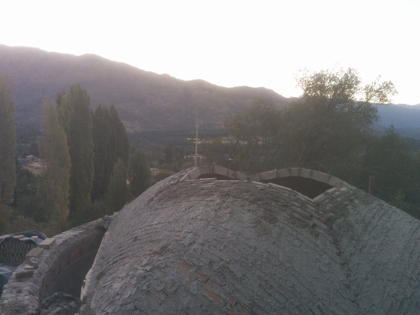 Cúpula catalana de adobe al atardecer — Proyectos en Barro