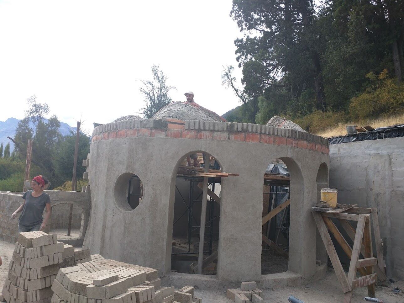 Construcción de domo de adobe en proceso