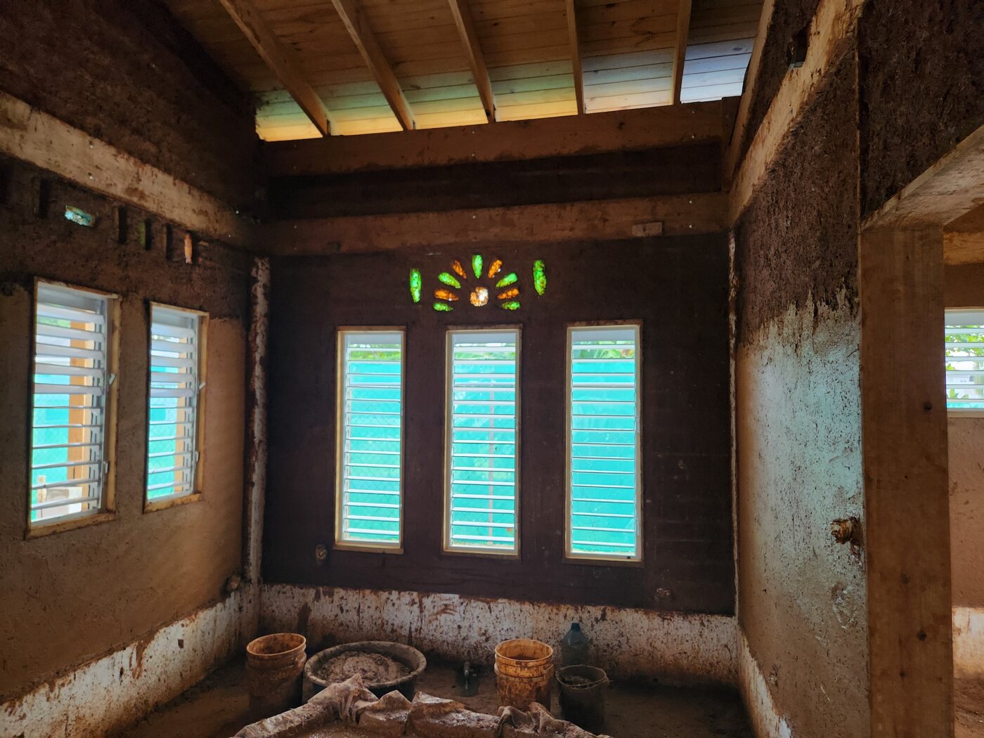 Esquina interior con cinco ventanas y reflejo turquesa