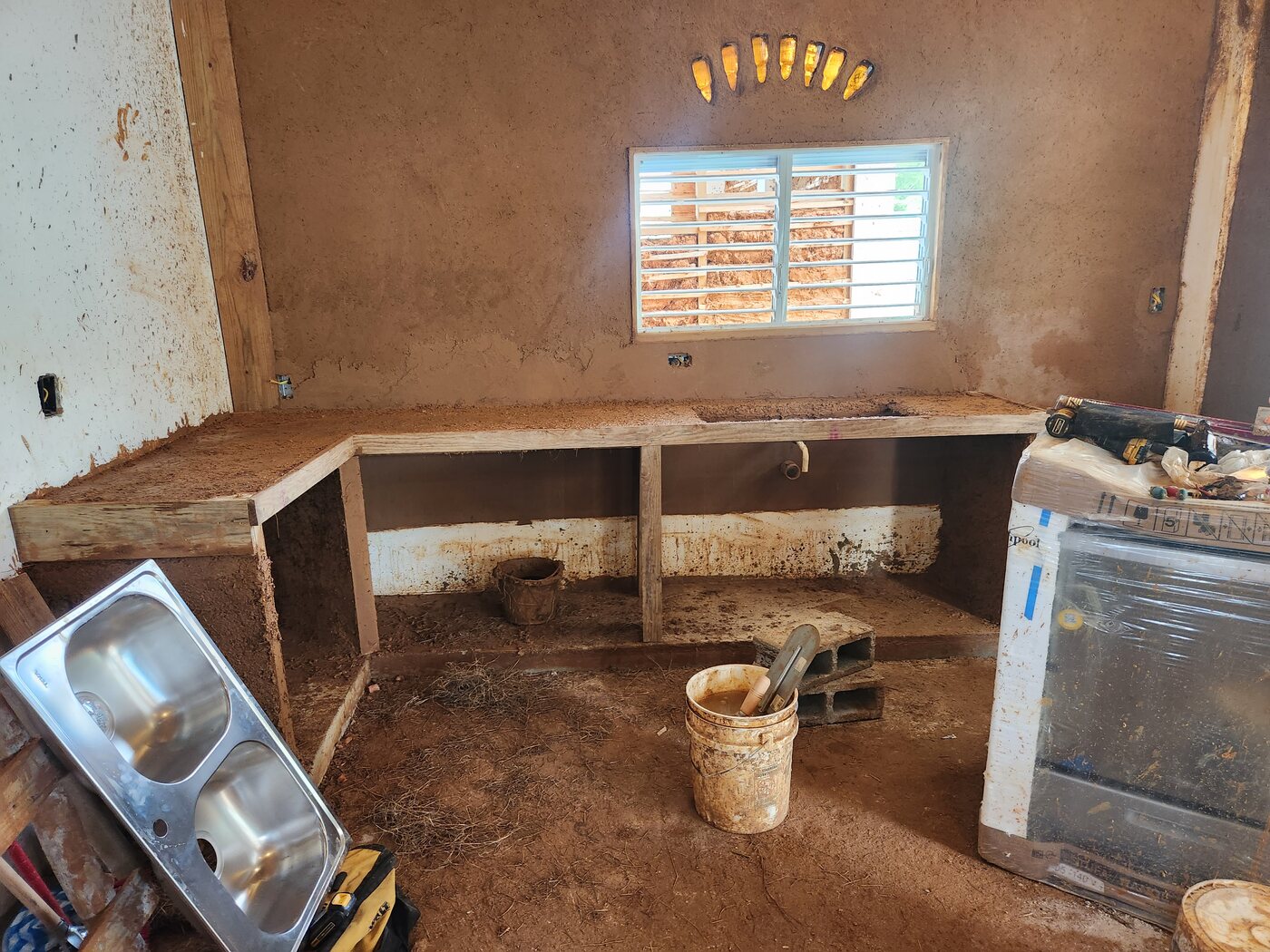 Cocina en construcción con mesada de barro