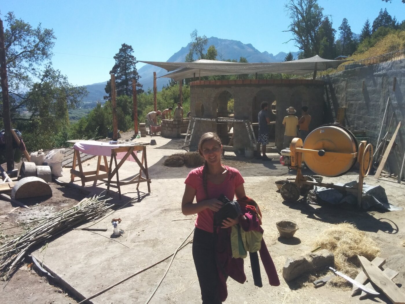 Vista panorámica del sitio de obra con la cordillera de fondo