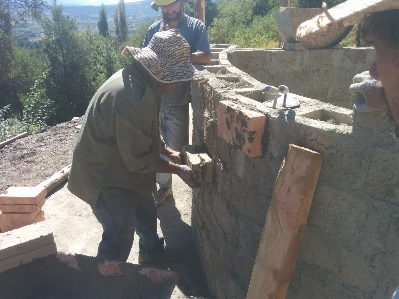 Instructor mostrando la técnica en el remate de un muro