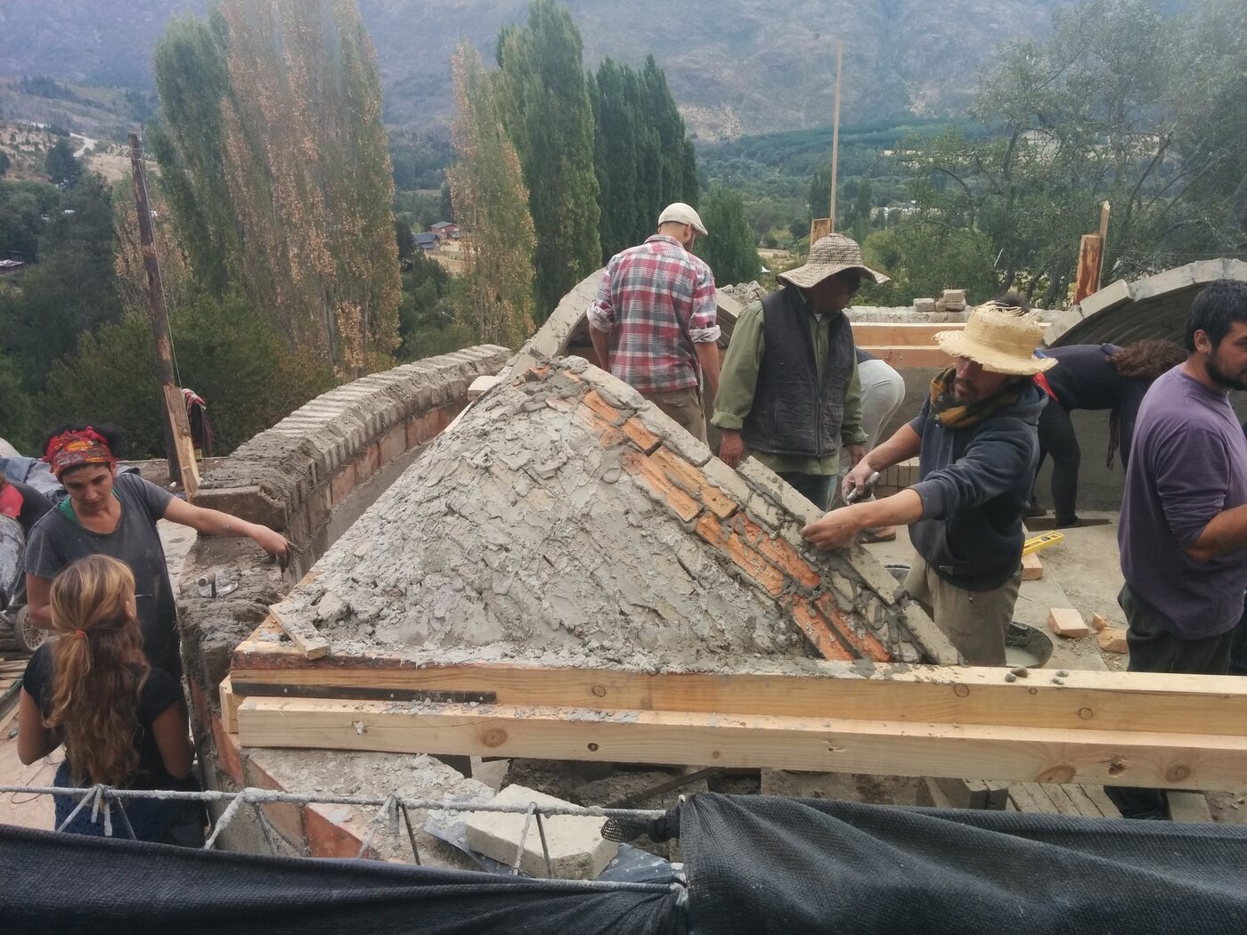 Grupo grande trabajando sobre el techo