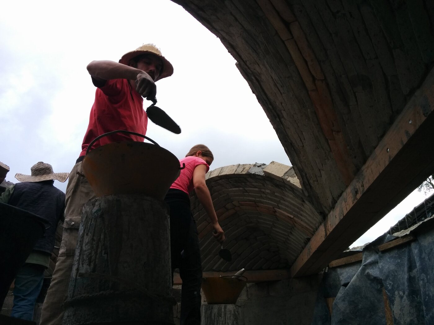 Dos personas trabajando dentro de la cúpula en construcción
