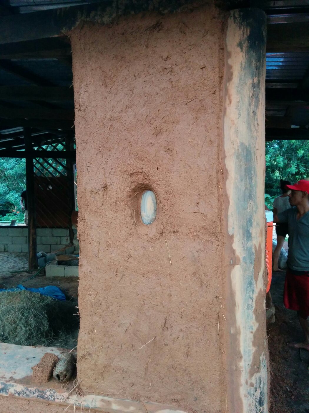 Columna terminada con óvalo de vidrio incrustado