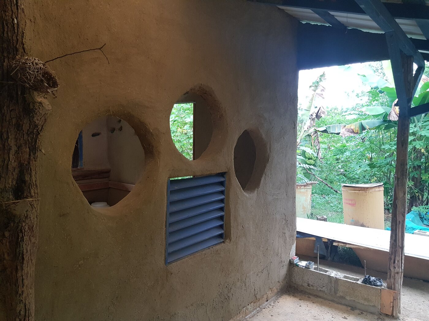 Pared curva con tres ventanas circulares