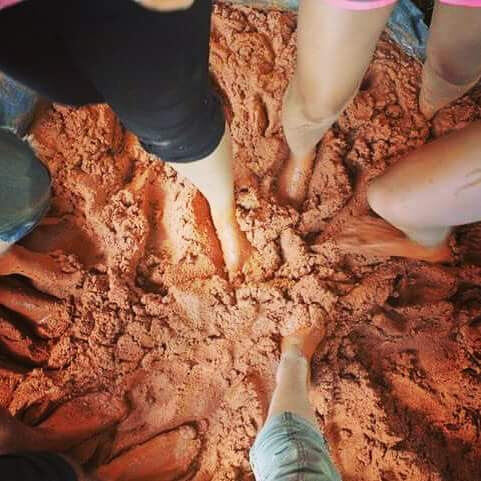 Taller de bioconstrucción — pisando barro en equipo