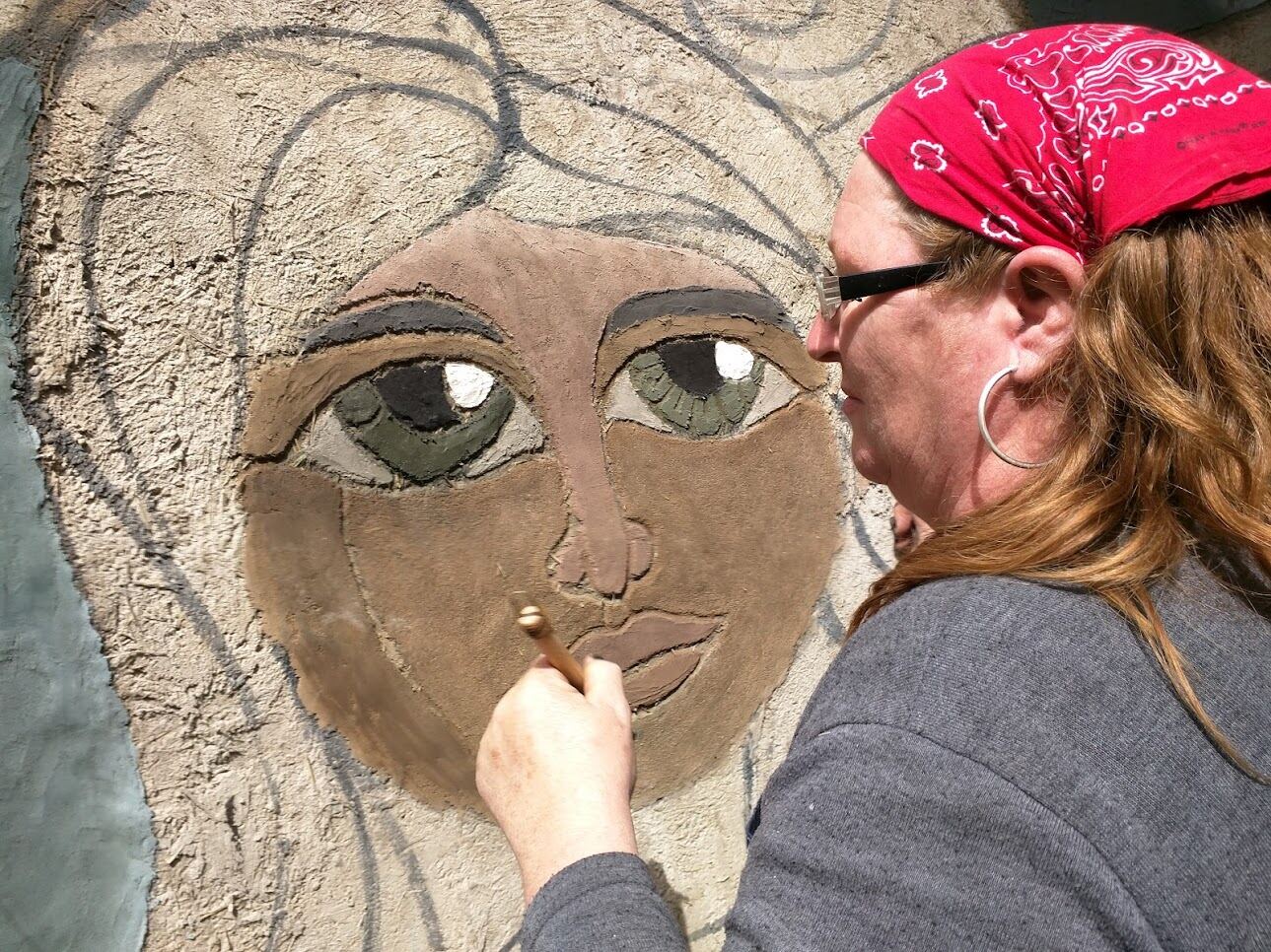 Mural natural en tierra, taller de arte en barro