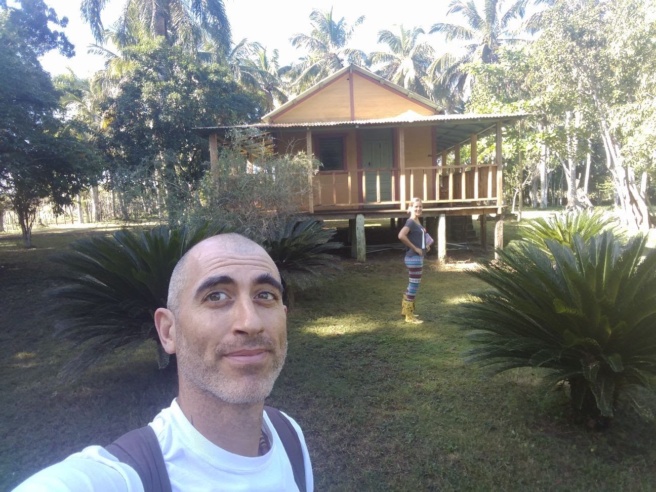 Ninette y Ezequiel en Permachacra, frente a una de las construcciones del proyecto familiar